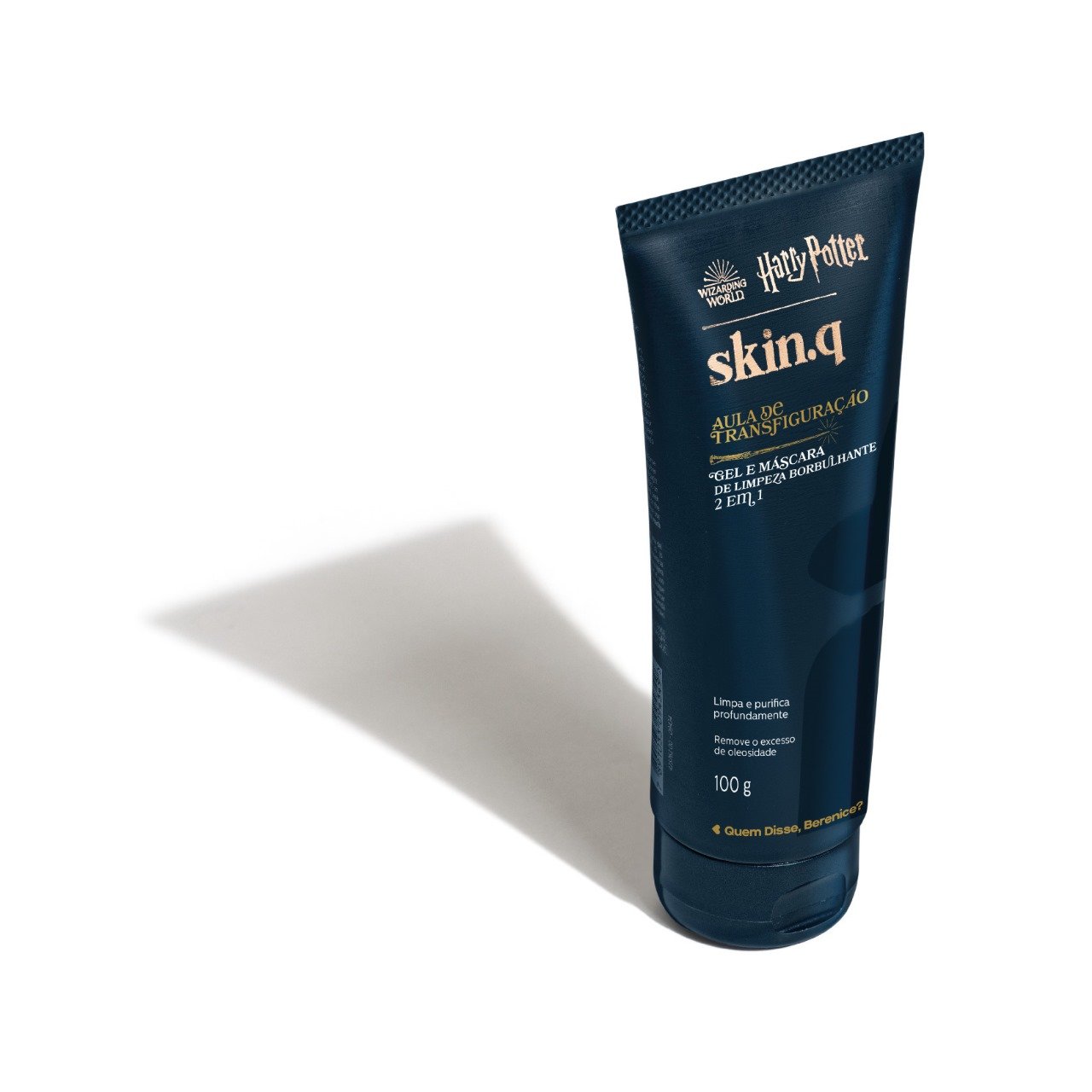 Produto de beleza Skin.q maquiagem do Harry Potter, 100g. Embalagem moderna e escura, tendência de skincare com design minimalista e licenciamento de franquias famosas. Ideal para cuidados faciais e fãs da série Harry Potter.