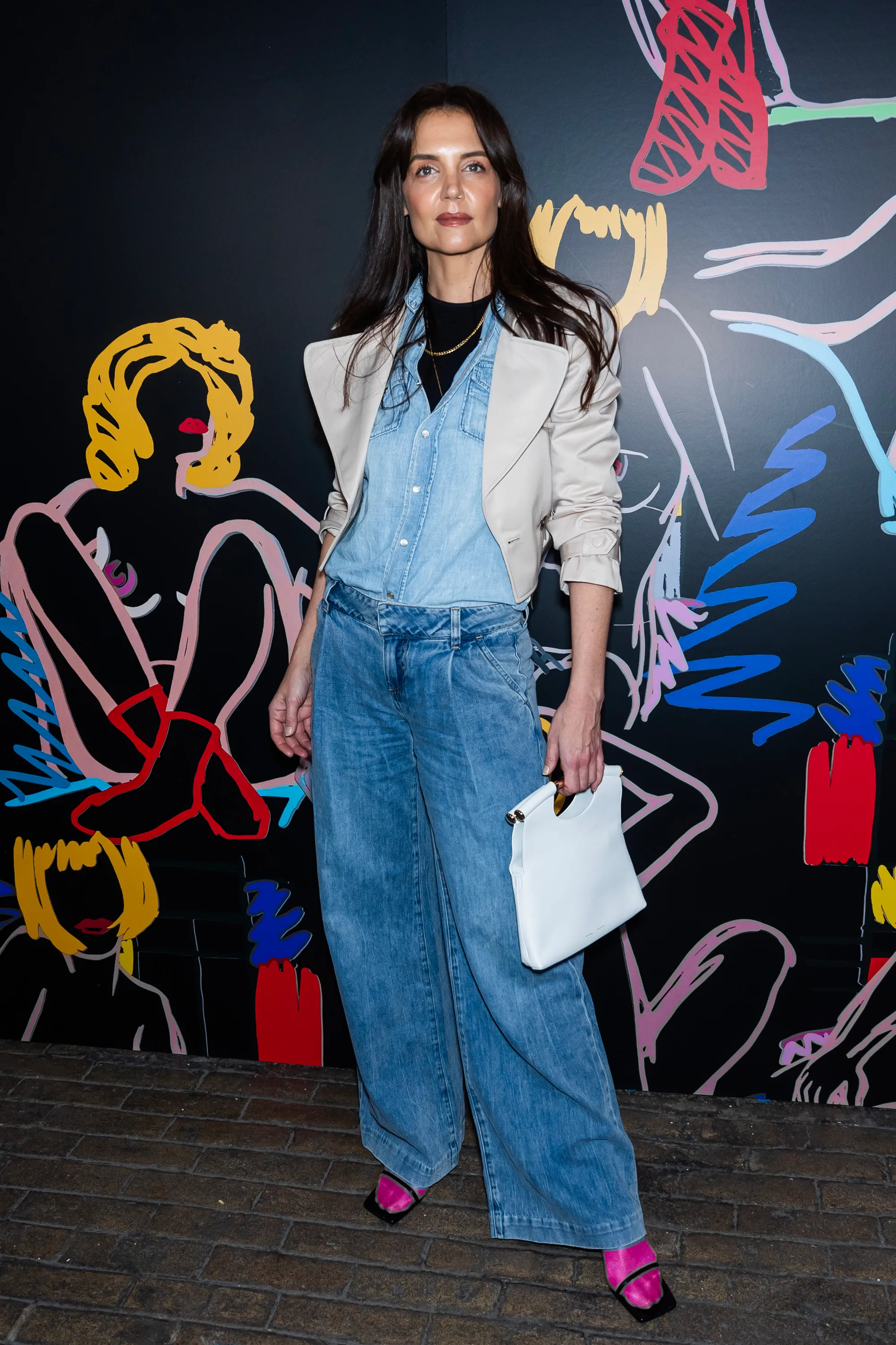 Look casual e elegante com tendências modernas. Camisa jeans combinada com calça jeans de perna larga, blazer claro e bolsa branca. Nos pés, sandálias em destaque com meias rosas.