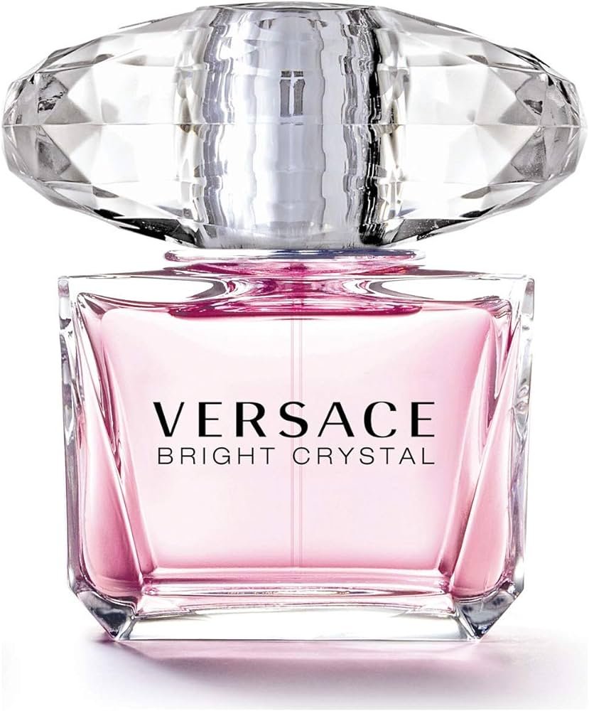 Imagem de um frasco de perfume Versace Bright Crystal. Design elegante com tampa facetada em cristal, revelando tendência de luxo e sofisticação. O líquido rosa-claro interna sugere feminilidade e estilo contemporâneo. perfumes femininos importados