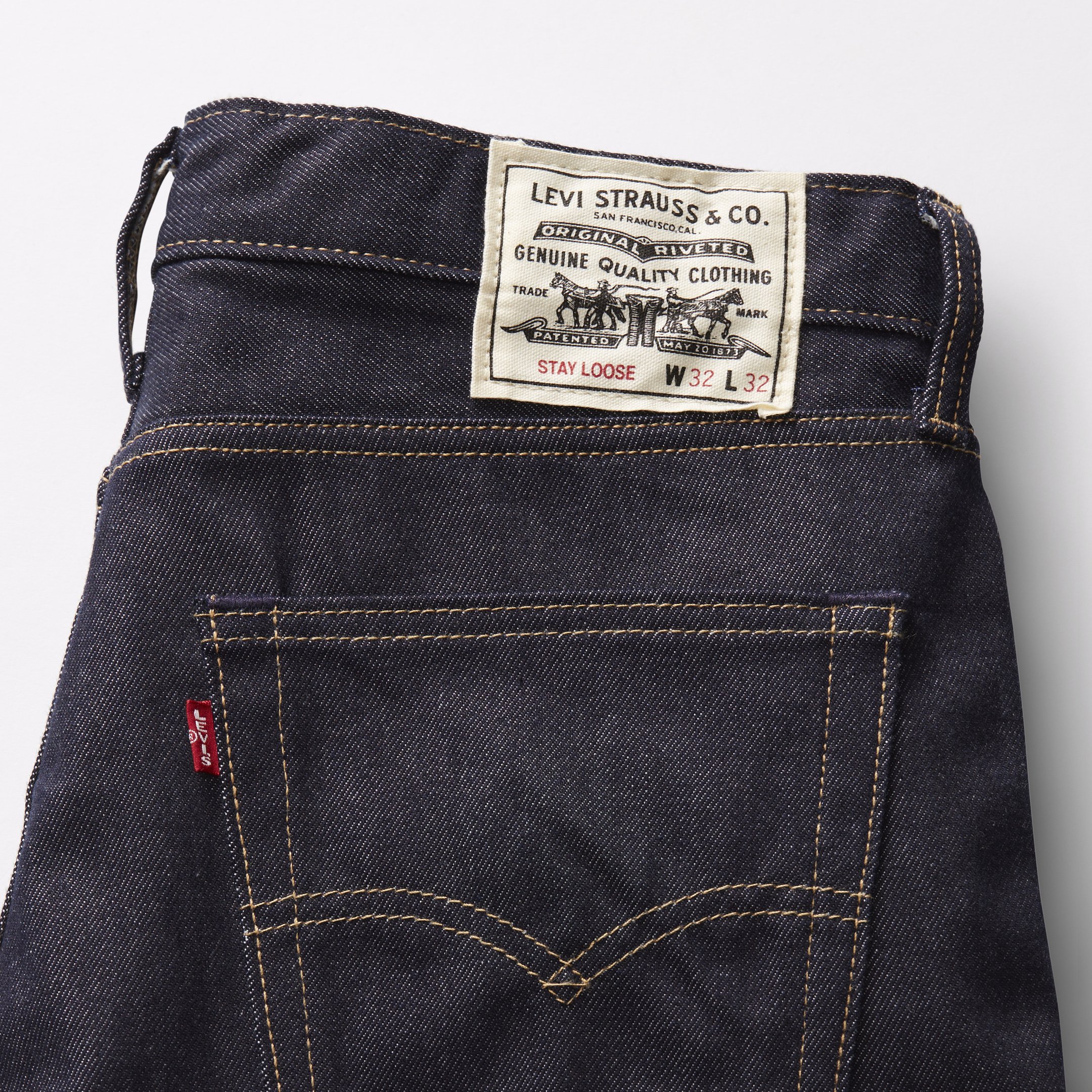 Calça jeans Levi's Stay Loose, modelo clássico com corte mais largo, ideal para um visual casual e confortável. Detalhes incluem costura contrastante e etiqueta tradicional da marca. Tendência de moda focada no conforto e estilo atemporal.