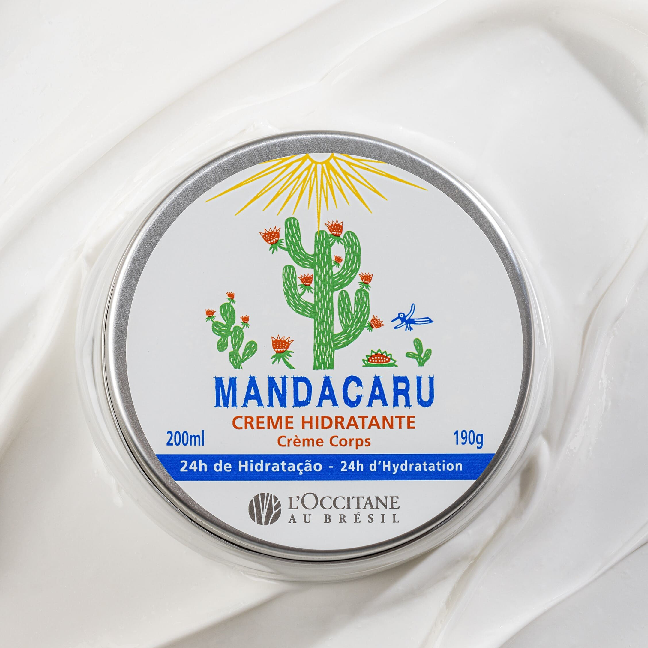 Embalagem do creme hidratante Mandacaru da L'Occitane au Brésil. Rótulo colorido com ilustração de cactos e sol, transmitindo elementos naturais. Tendência de produtos de beleza com inspiração na flora brasileira e cheirosa o dia todo