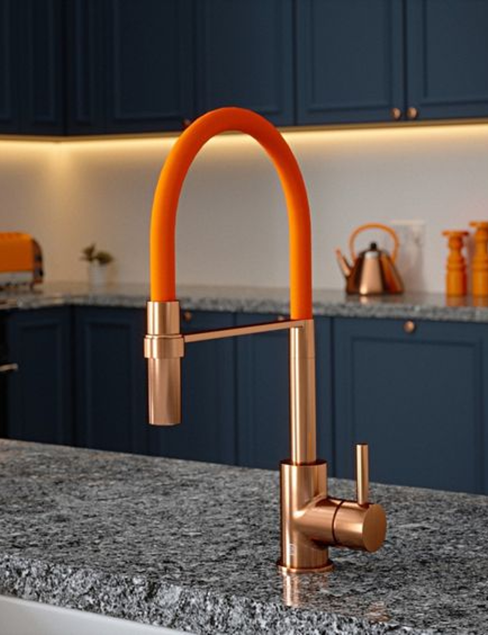 Torneira de cozinha moderna em cobre com mangueira flexível laranja. Combinação sofisticada de metais e cores vibrantes, tendência crescente em design de interiores minimalista e funcional. Ideal para ambientes contemporâneos que buscam toque de inovação.