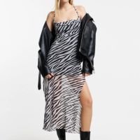 Vestido Midi em Tule com Fenda e Estampa Animal Print Zebra Branco/ Preto