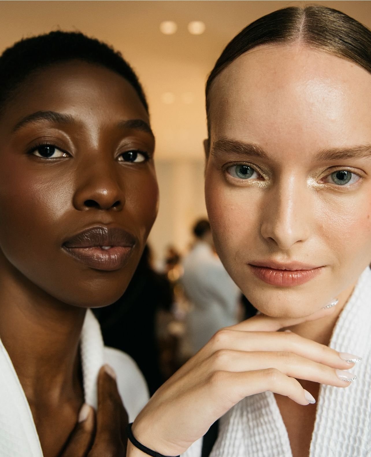 Modelos posam no backstage do desfile da PatBo na NYFW