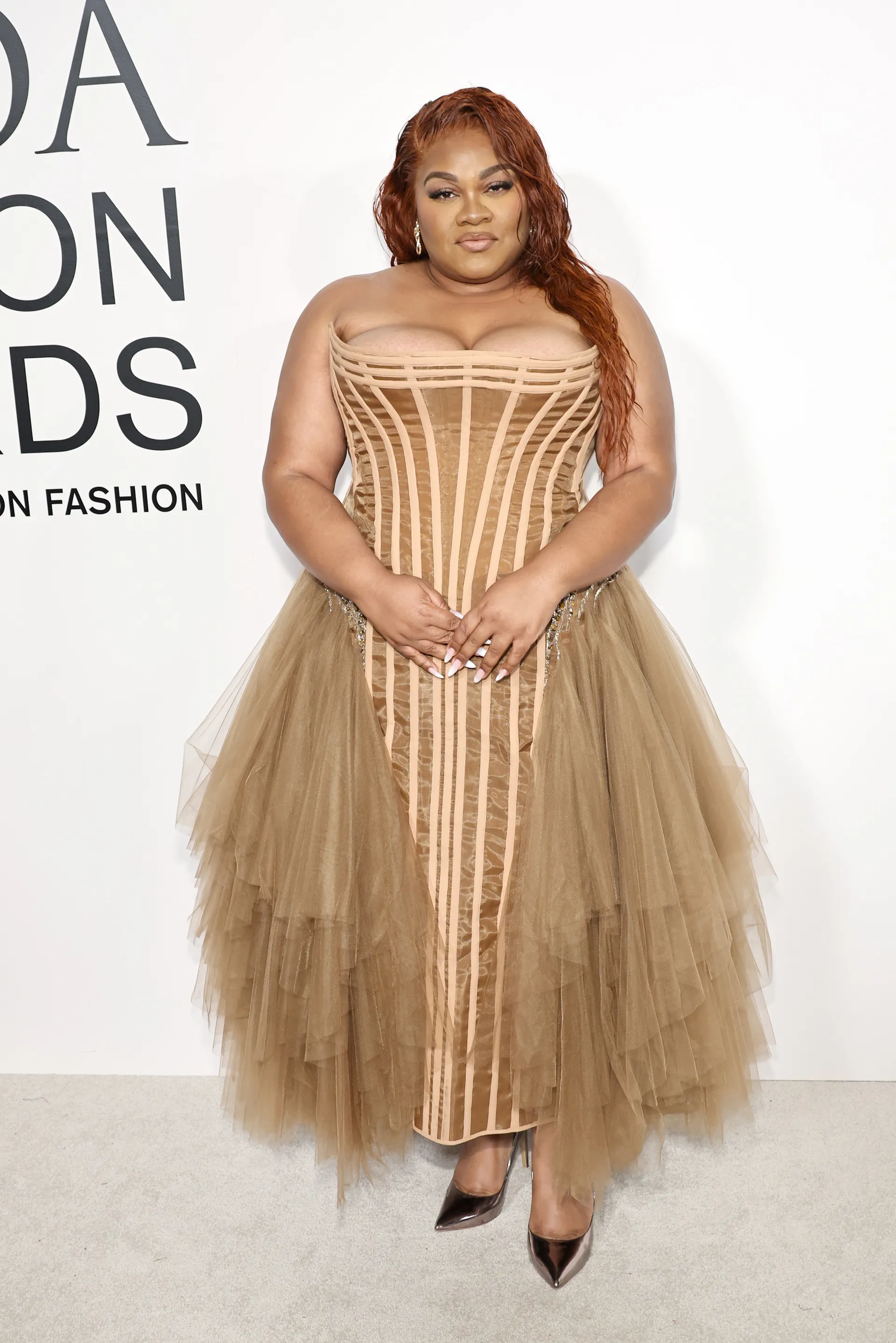 Vestido marrom com corpete estruturado transparente e saia de tule na cerimônia CFDA Fashion Awards 2024.