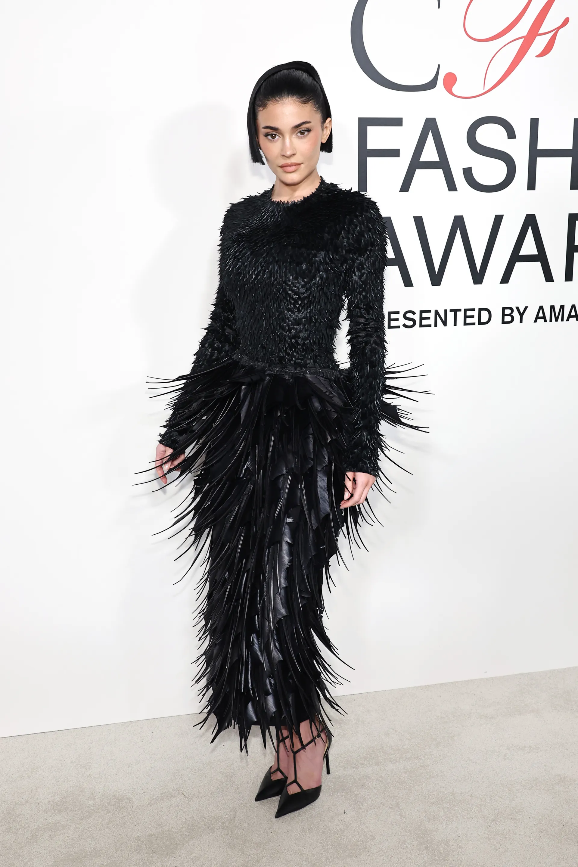 Vestido preto texturizado longo em evento de moda CFDA Fashion Awards 2024.