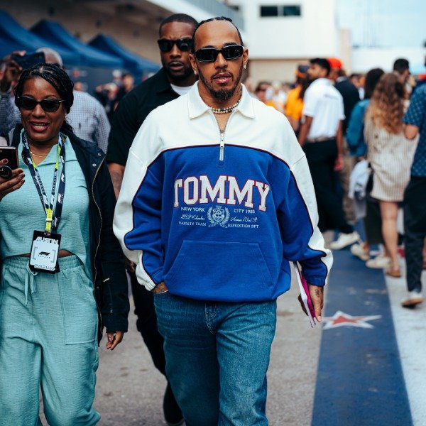 Lewis Hamilton e George Russell usam looks Tommy Hilfiger no GP de Austin