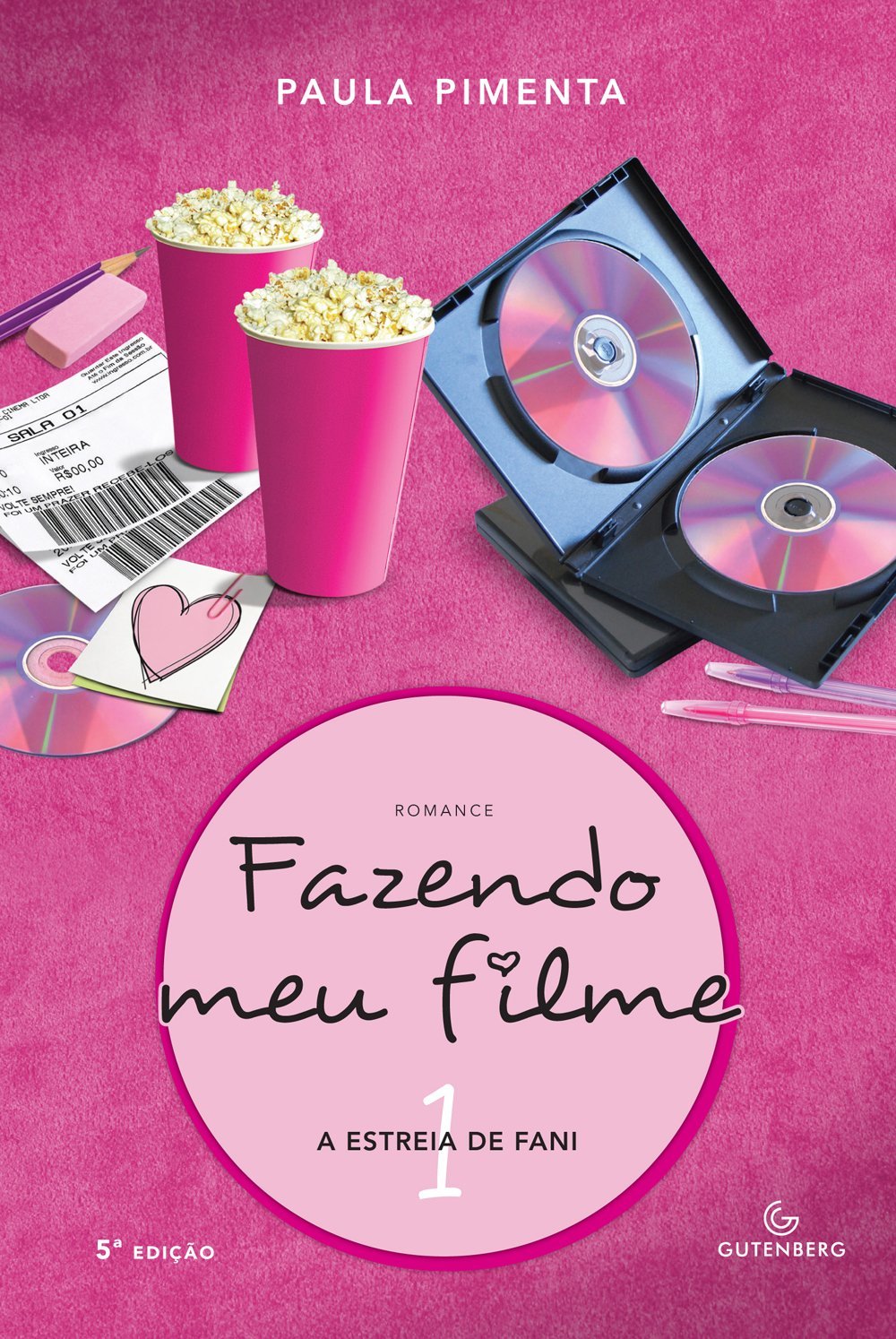 Capa vibrante em tons de rosa, destacando DVDs, copos de pipoca e ingressos de cinema. Elementos remetem ao universo adolescente e ao entretenimento, com tendências de nostalgia. Ideal para fãs de cinema e cultura pop. Livros dos anos 2000.