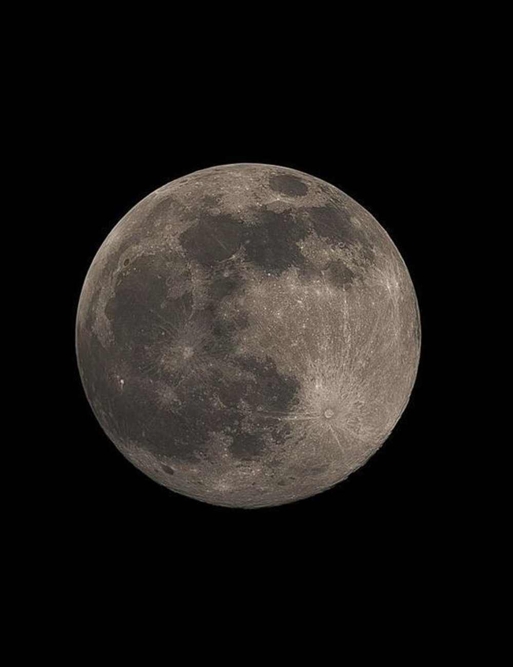 Lua Cheia de outubro destacando detalhes das crateras e mares em um fundo escuro.