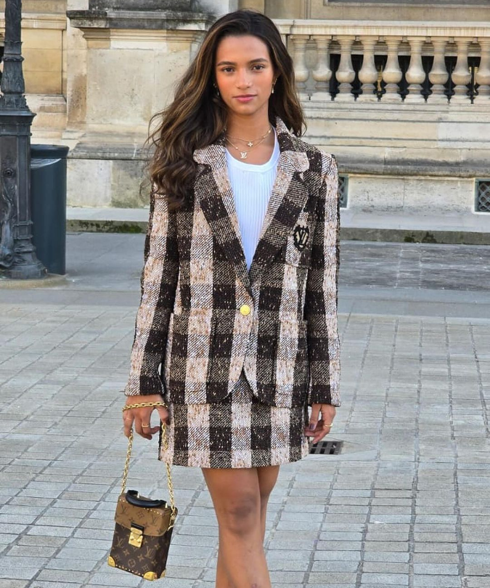 Moda outono-inverno com conjunto xadrez clássico: blazer e saia de tweed. Estilo elegante com acessórios dourados e bolsa luxuosa. Combinação de tendência chique, perfeita para eventos sofisticados. Rayssa Leal, skatista em Paris.