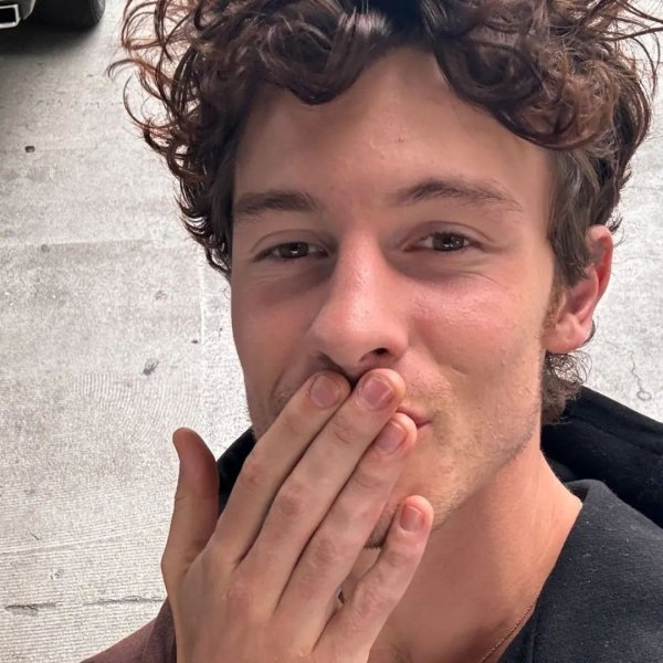 Tá, e o Shawn Mendes que vestiu  Mondepars, marca de Sasha no Brasil?