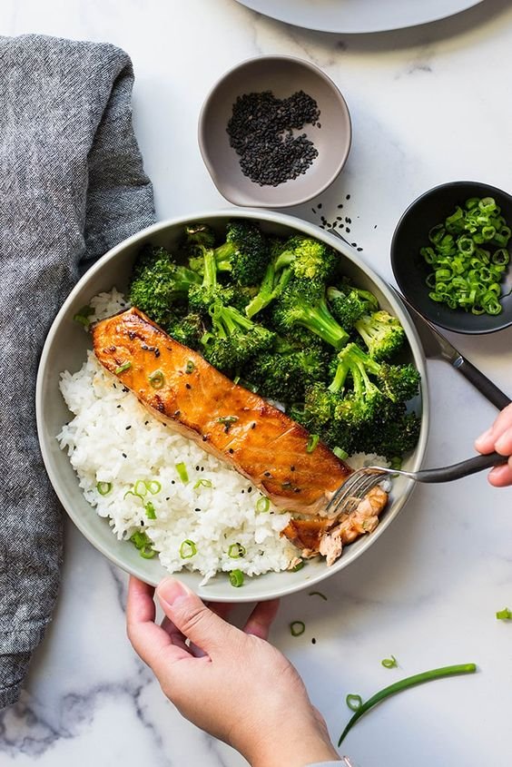 Salmão, nozes e ovos são fontes naturais de biotina para unha fraca