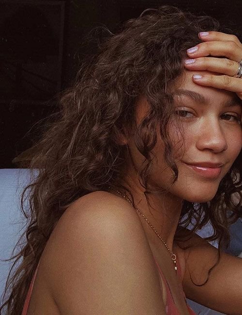 zendaya posando de lado - os melhores descontos de Black Friday de moda e beleza