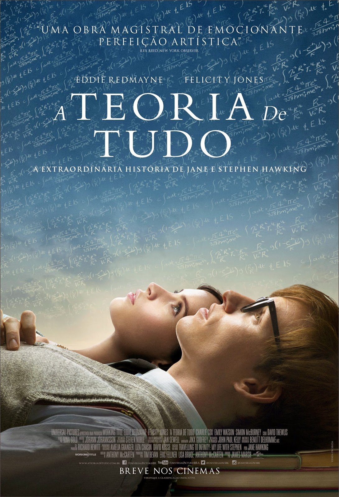 Casal deitado vendo o céu estrelado com cálculos ao fundo. Filme de romance sobre Jane e Stephen Hawking.