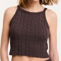 Blusa Cropped em Tricô com Gola Halter e Textura Marrom