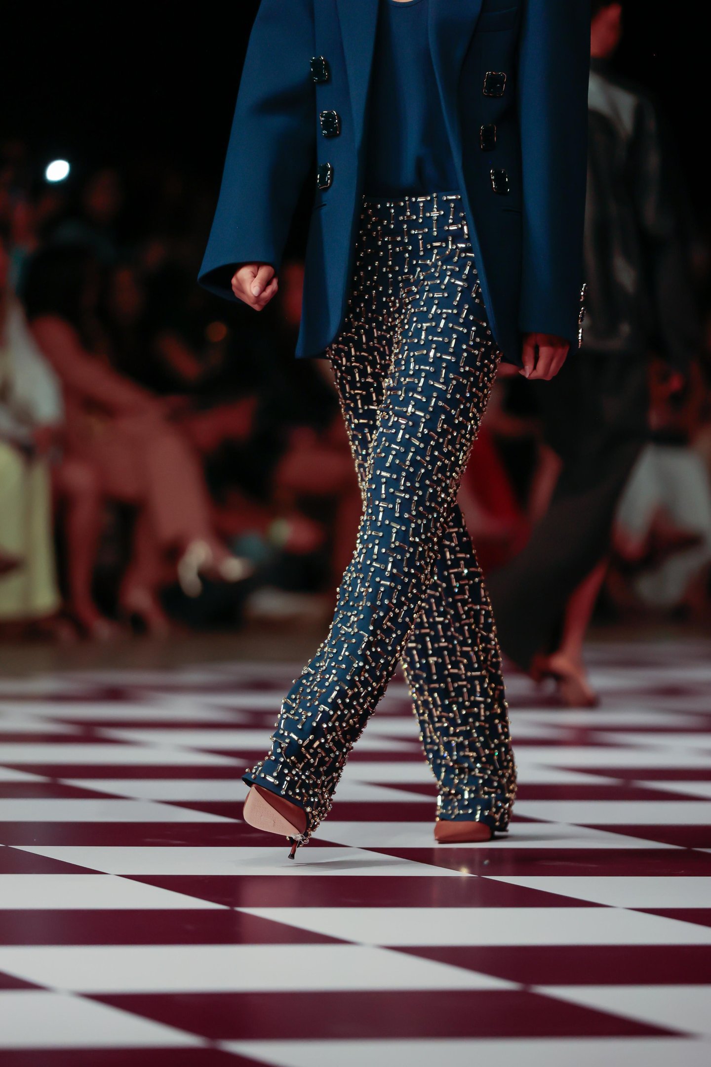 Desfile de moda com calça estampada e blazer azul, tendência Inverno 2025.