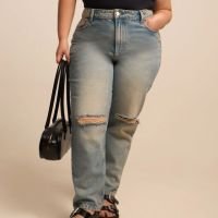 Calça Mom Jeans com Rasgos e Lavanderia Dirty Curve & Plus Size Azul