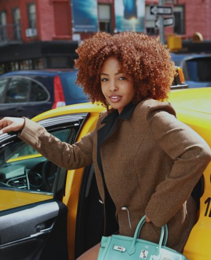 Juliana Andrade posa em frente a taxi em Nova York