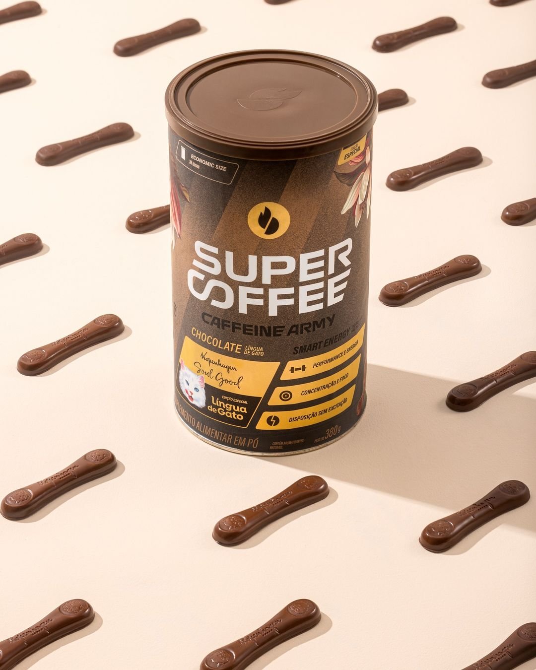 Lata de SuperCoffee Caffeine Army sabor chocolate ao lado de várias barras de chocolate. Exemplo de co-branding.