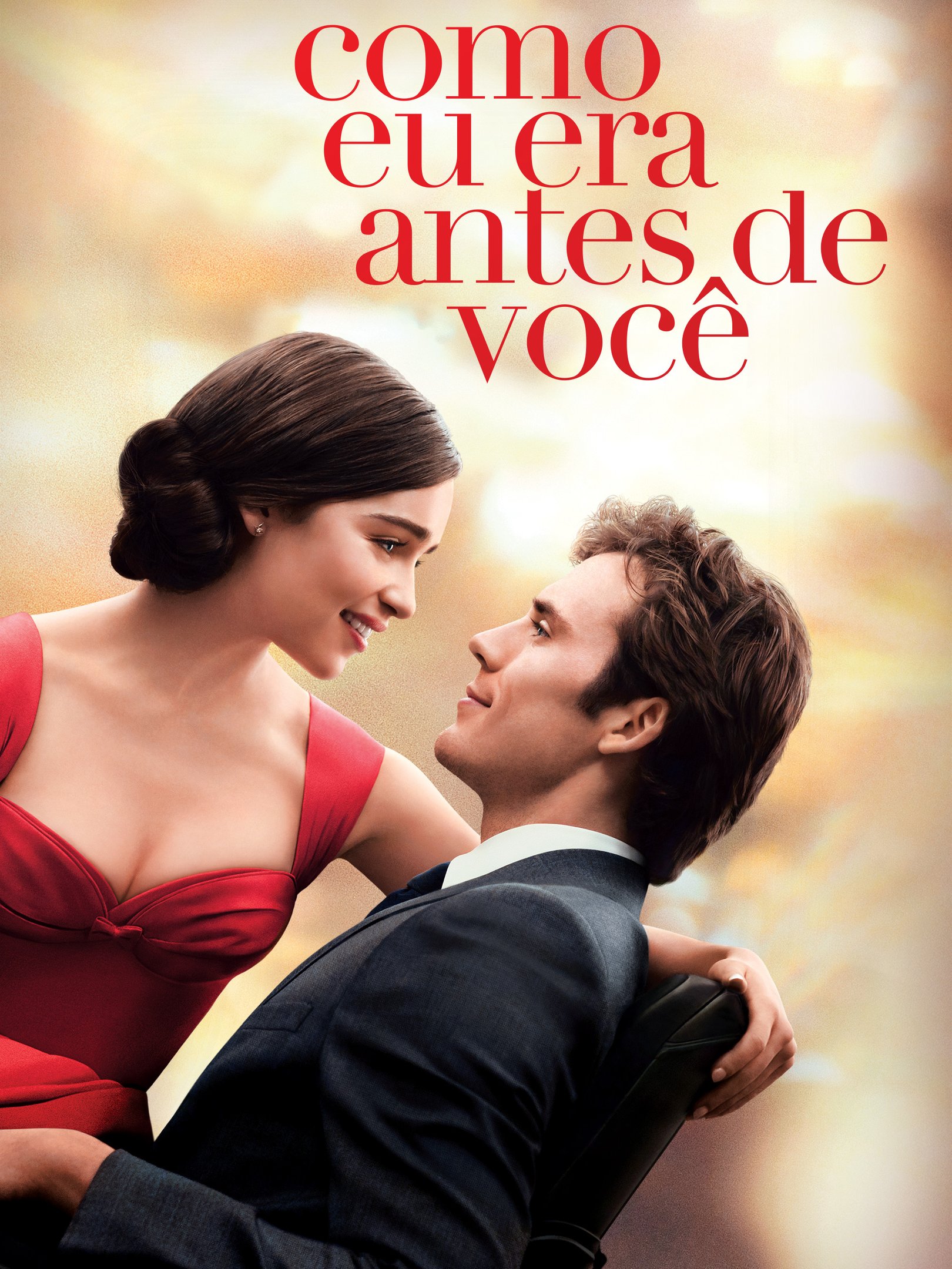 Casal em pose de filme de romance, mulher em vestido vermelho encarando homem em terno, ambos sorrindo.