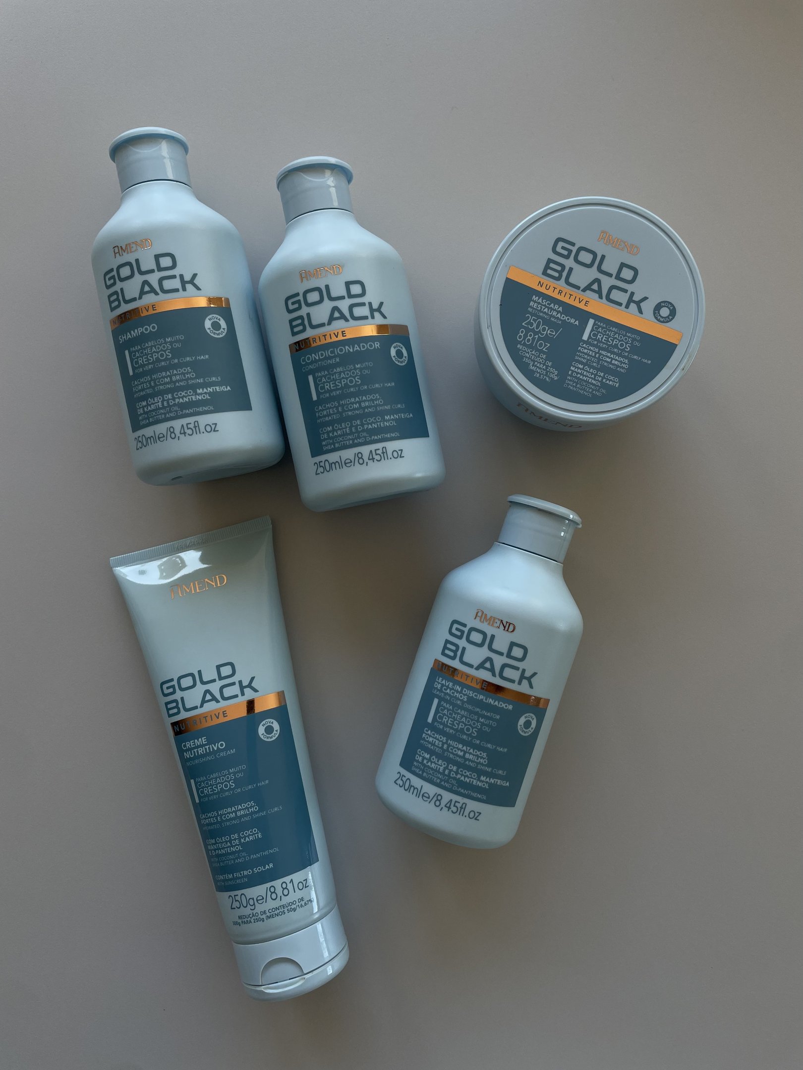 Produtos de cuidados para cabelo crespo Gold Black da Amend, incluindo shampoo, condicionador e máscara.