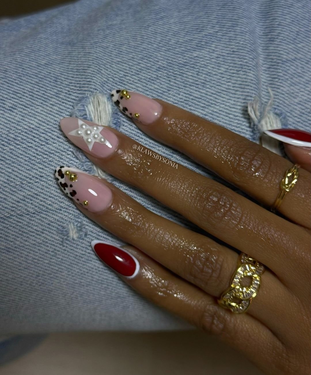 Unhas decoradas com pérolas, detalhes dourados e estilo animal print, destacando tendências criativas de 2025.