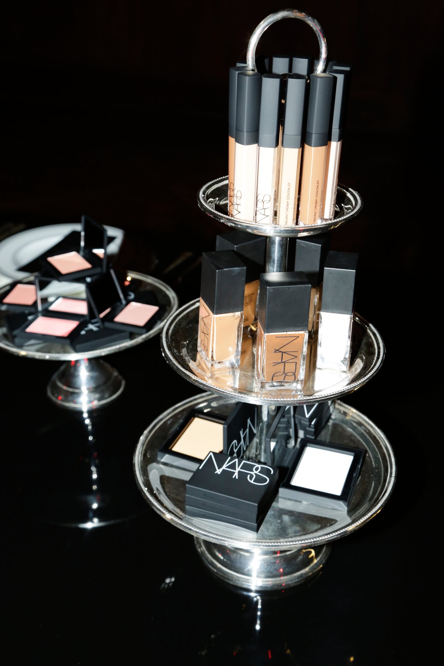 Exposição de maquiagens NARS em display elegante, comemorando os 30 anos da Nars.