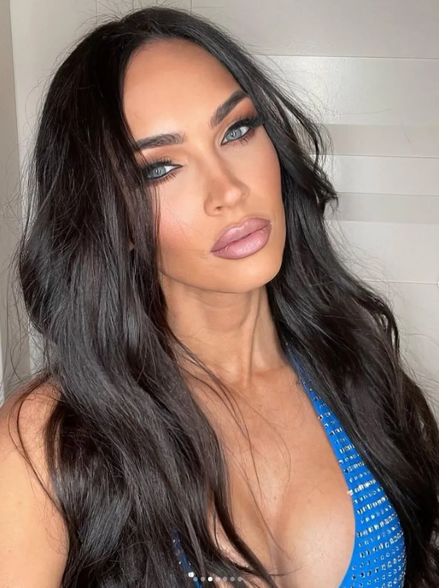 Uma mulher com cabelo comprido e maquiagem suave, destacando-se em um vestido azul brilhante. skincare da megan fox