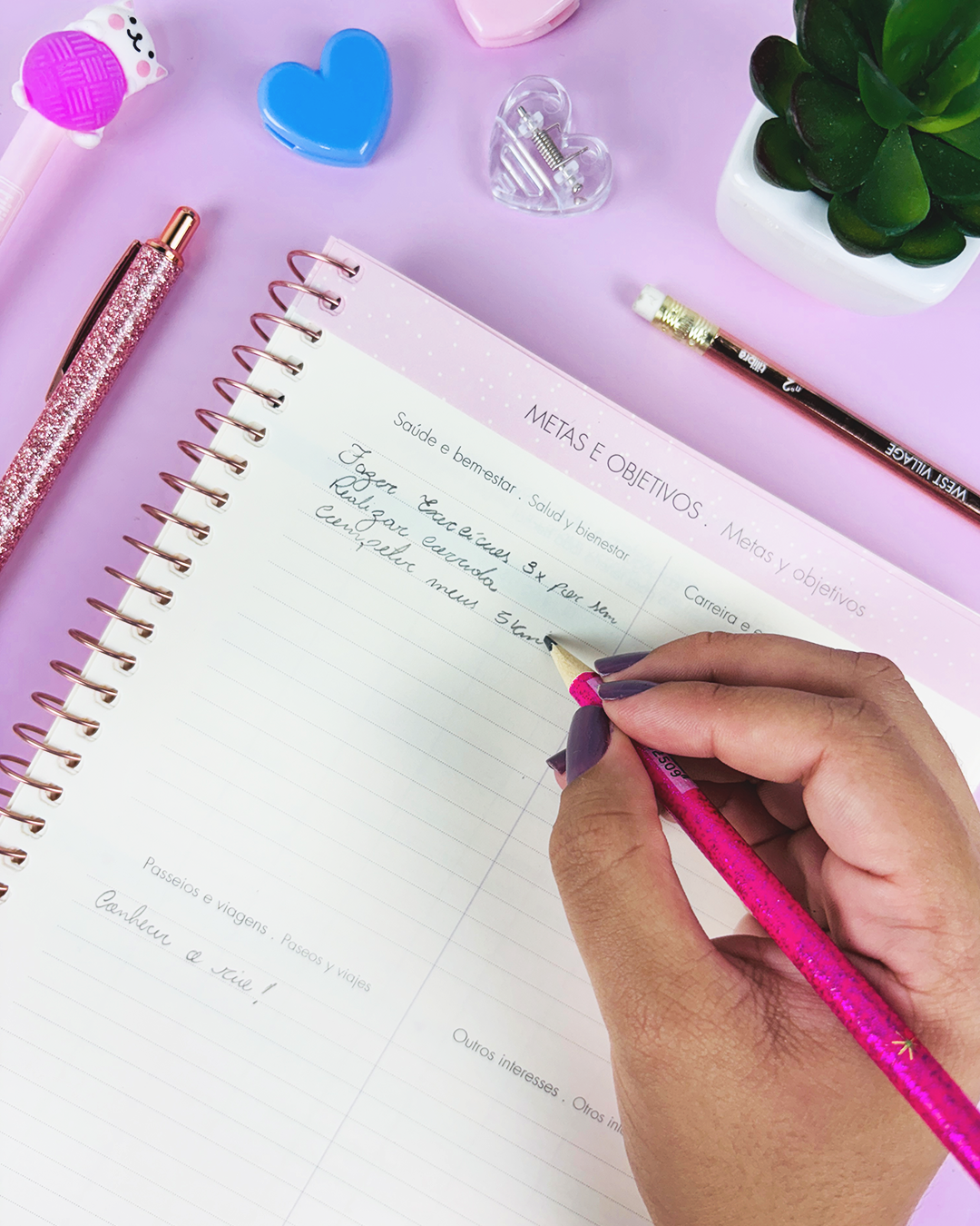 Imagem de um ambiente de trabalho minimalista e elegante. Inclui um teclado branco, tablet, planner, caneta lavanda, creme Chanel, copo de água, vela acesa e presilha rosa. As tendências de moda destacam itens de autocuidado e organização pessoal.