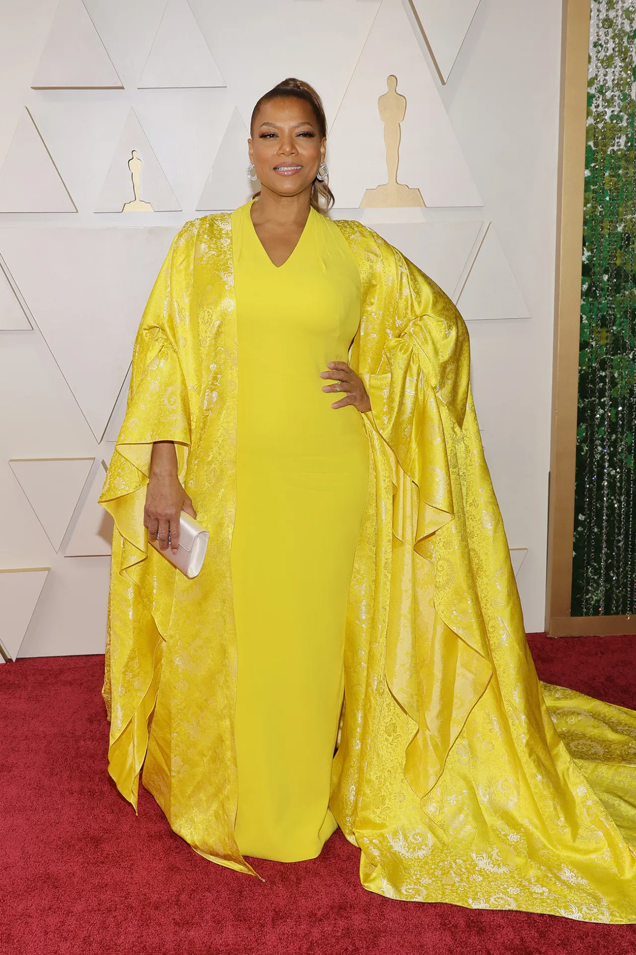 Pessoa em vestido amarelo elegante em um evento de gala.