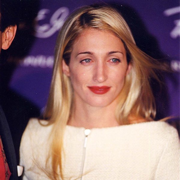 27 acessórios e roupas clássicas que Carolyn Bessette-Kennedy usaria hoje