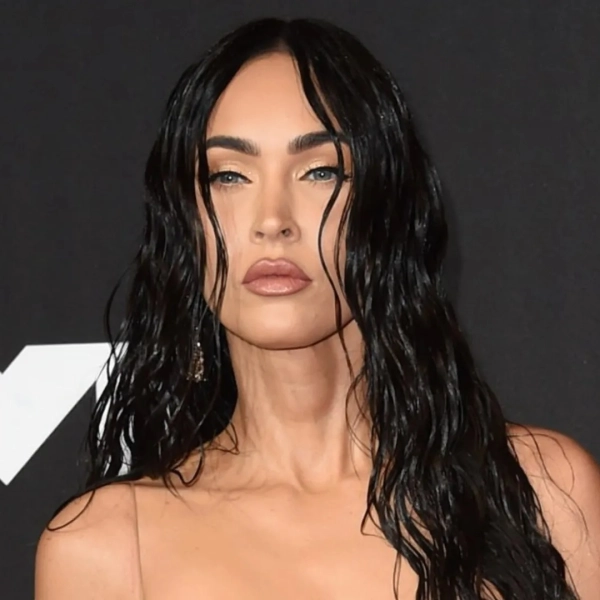 Descobrimos o produto que está no skincare da Megan Fox – e vende no brasil