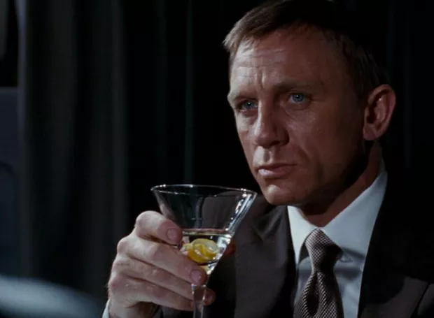 agente james bond bebendo seu vesper martini - Os melhores drinks com gin para brindar o fim de ano