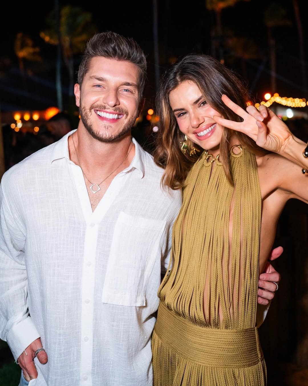 Kleber Toledo e Camila Queiroz sorriem e posam em evento à noite no Réveillon Amoré. - famosas no Réveillon Amoré