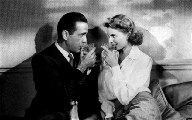 cena do filme Casablanca - Os melhores drinks com gin para brindar o fim de ano