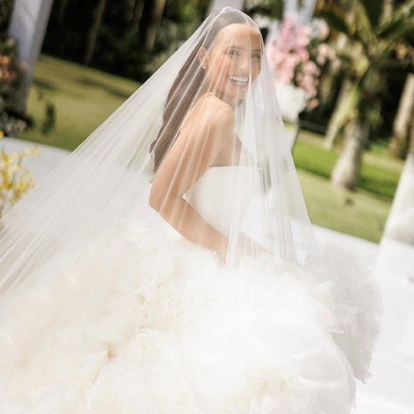 O vestido de noiva da Larissa Manoela e mais detalhes do terceiro casamento