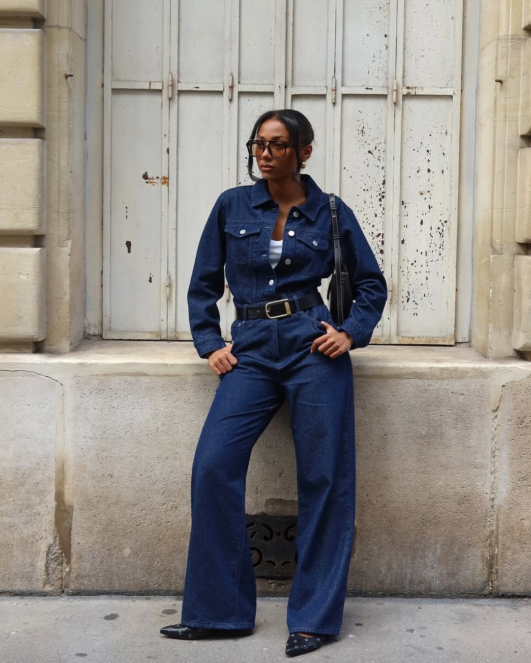 It girls - looks com calça jeans, blusa preta, boné, rasteirinha - looks com calça jeans - Primavera - Street Style  - https://stealthelook.com.br