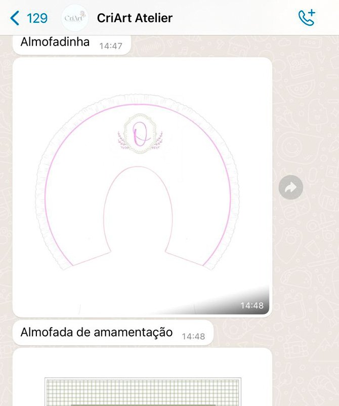 Almofada de amamentação em formato de U, ideal como lembrancinha de maternidade, com detalhe decorativo central.