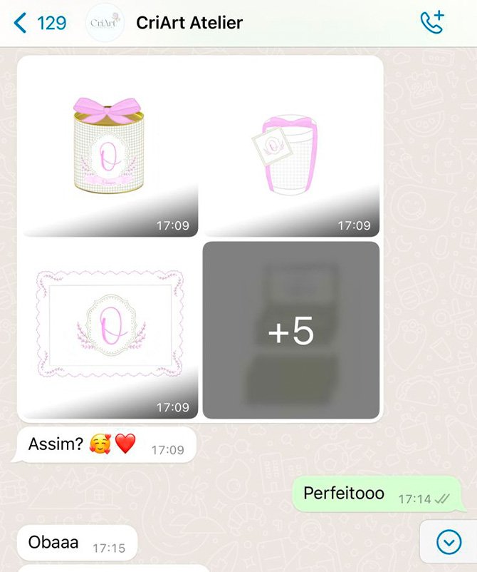 Mensagens de WhatsApp discutindo detalhes de lembrancinhas de maternidade personalizadas, incluindo imagens de rótulos com letras e laços.