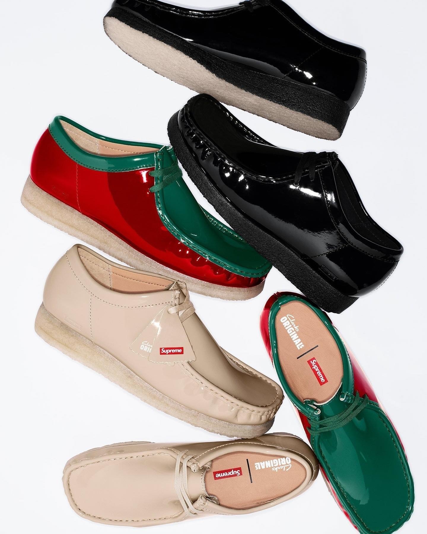 Calçados estilo Wallabees em preto, vermelho com verde e bege, exibidos de cima.