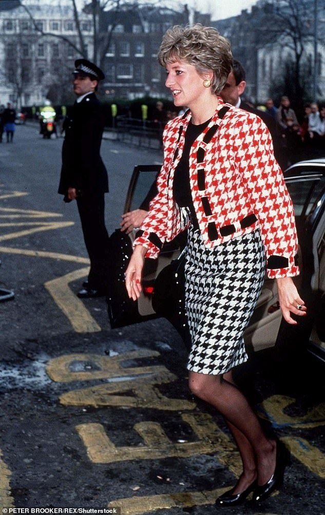 Mulher vestindo conjunto de saia e blazer com estampa pied de poule, saindo de um carro em via pública.