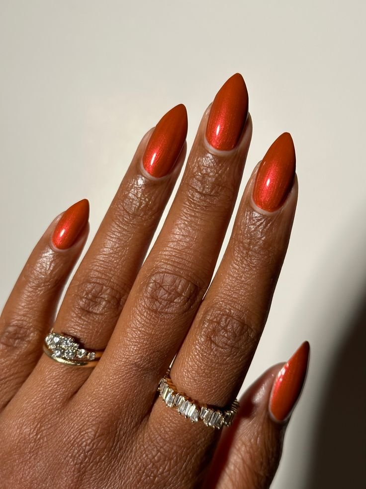 Unhas decoradas com esmalte vermelho metálico, elegantes, unhas para Ano Novo 2025.