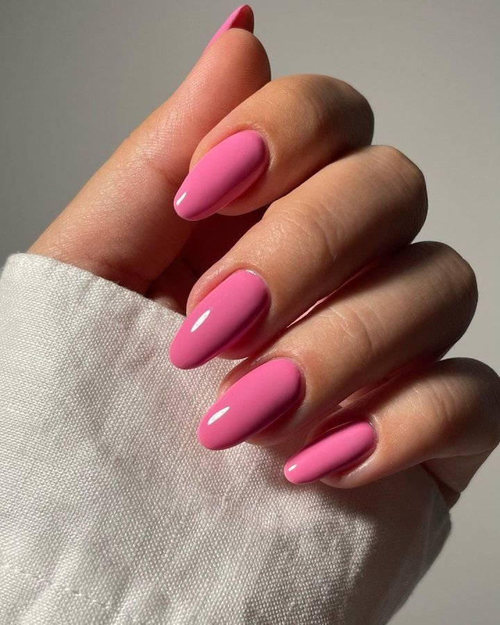 Unhas longas e arredondadas pintadas em rosa claro. Unhas para ano novo 2025 com estilo e elegância.