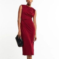 Vestido Midi com Decote Degagê e Pregas no Ombro Vermelho Escuro