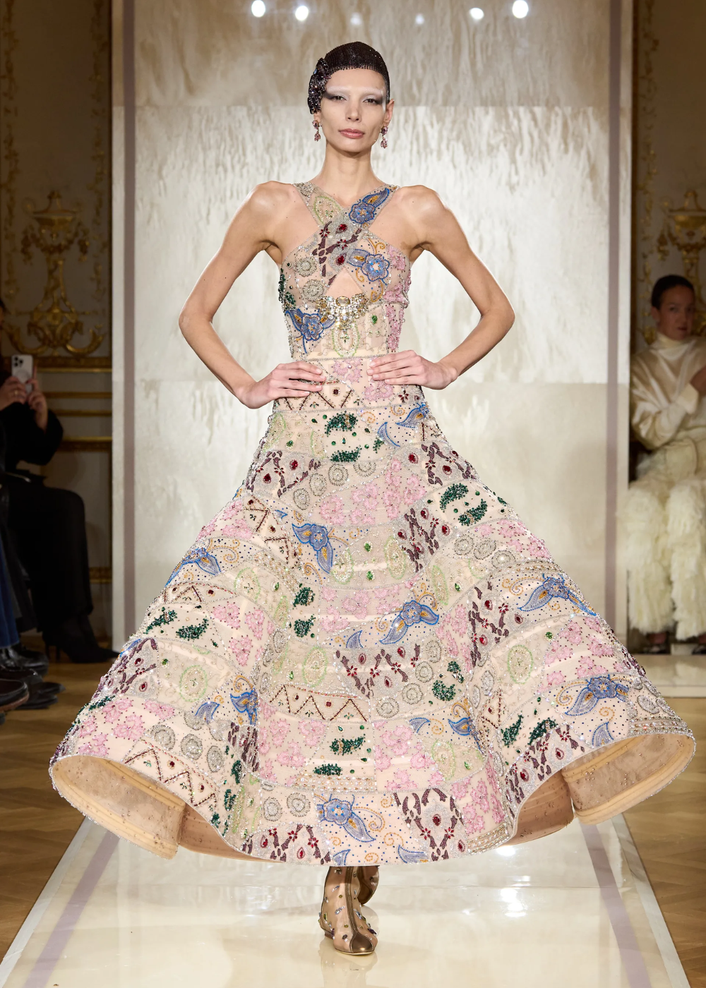 Vestido bordado multicolorido desfilado na Semana de Alta-Costura 2025, destacando detalhes e elegância.