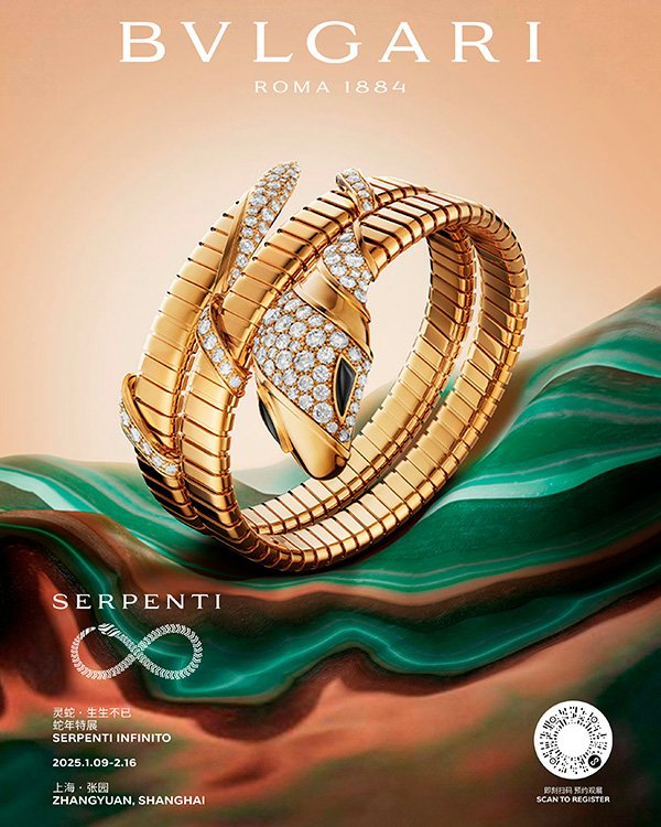 Pulseira dourada em espiral, inspirada em serpente, com pedras brilhantes. Edição Serpenti Infinito da Bulgari.