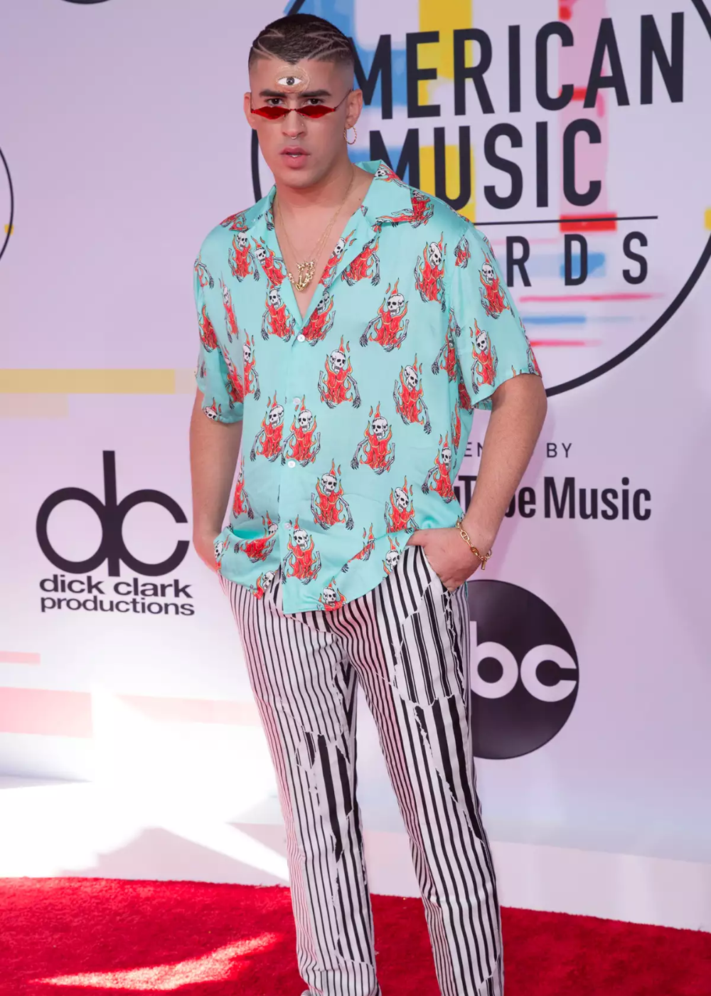 Cantor com camisa estampada e calça listrada no American Music Awards.