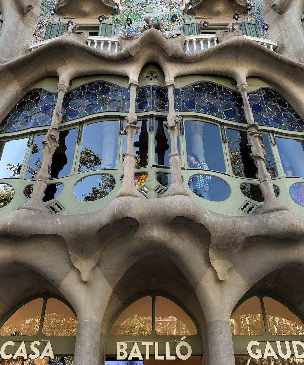 Fachada da Casa Batlló em Barcelona, exemplo de arquitetura única ao viajar pela Europa.