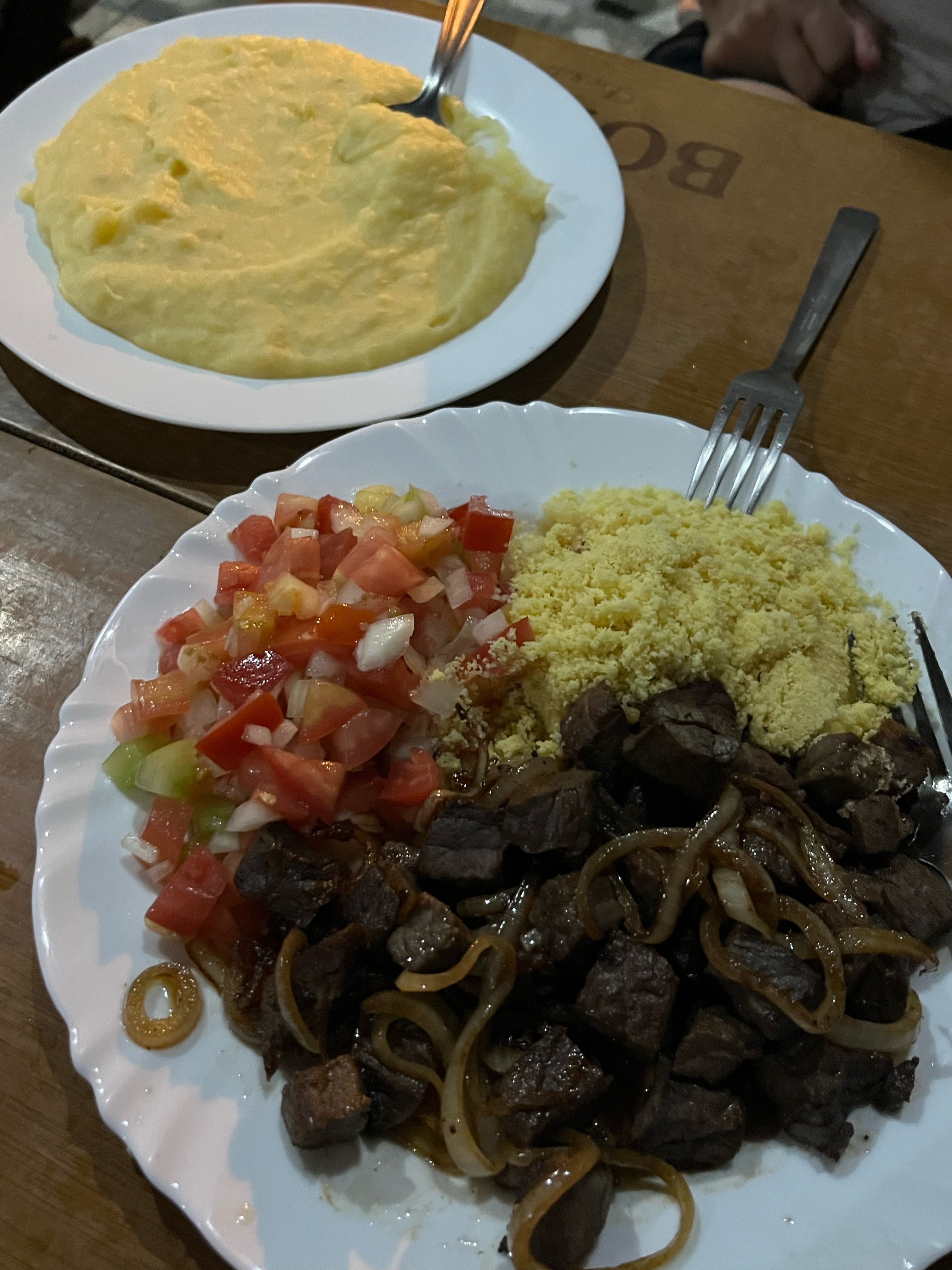 Prato de carne acebolada acompanhado de vinagrete, farofa e purê de batatas, ideal para fazer em Salvador.