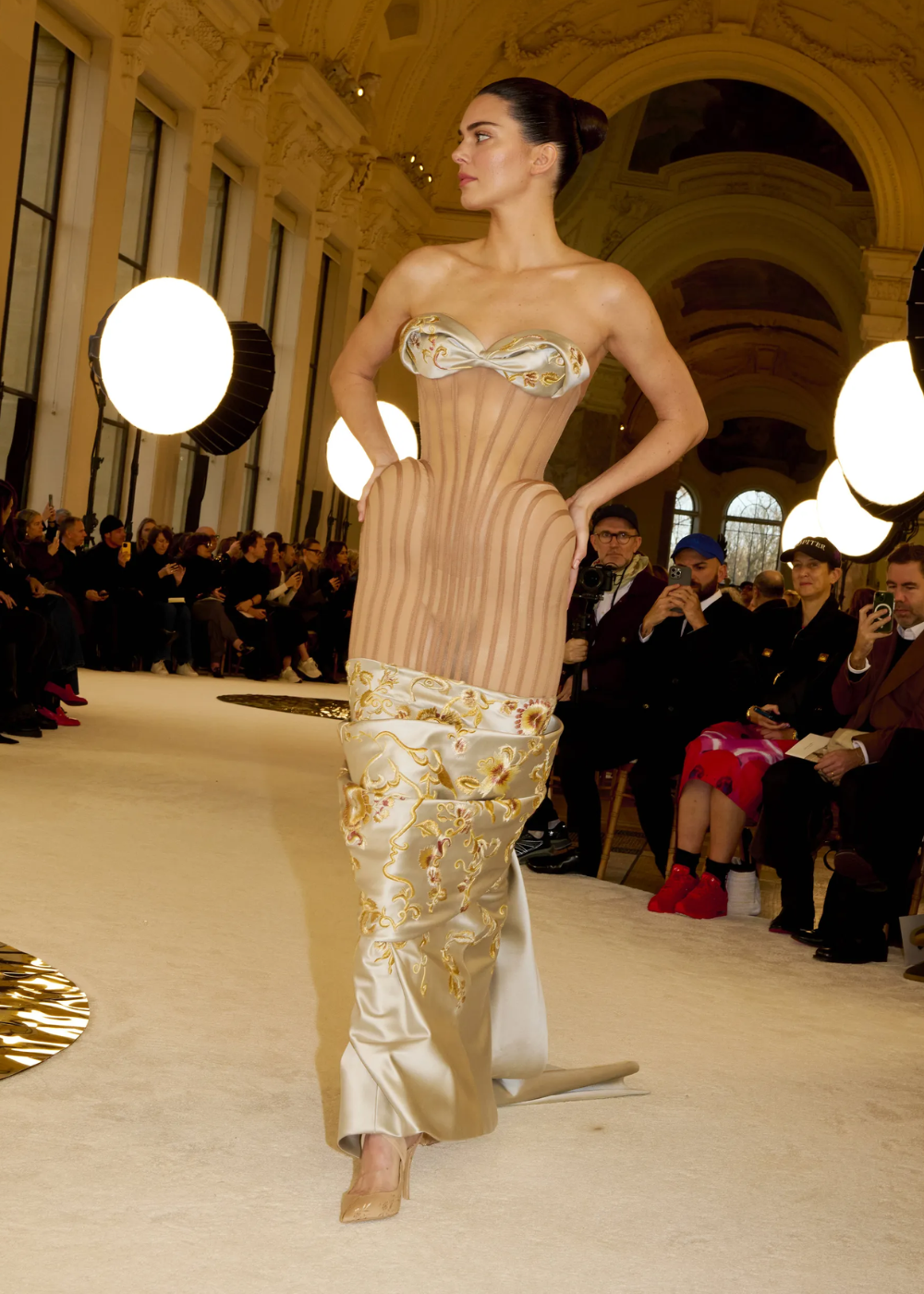 Modelo desfila em um vestido de alta-costura detalhado com bordados em evento da Semana de Alta-Costura 2025.